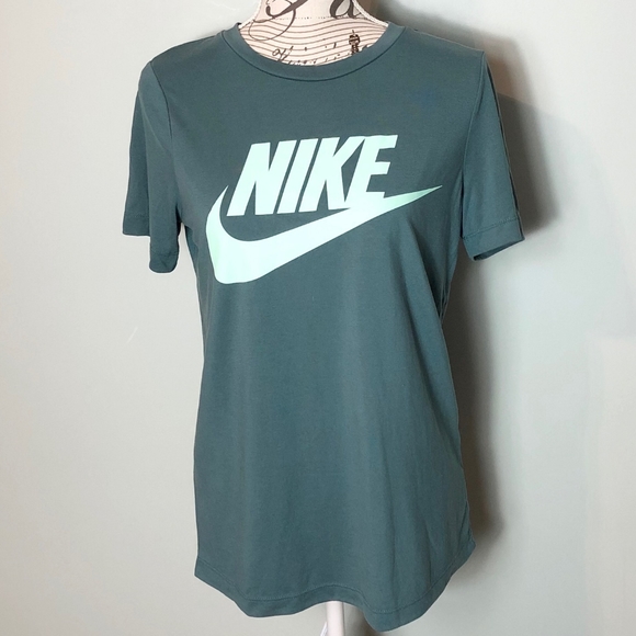 Nike | Tops | Nike Tshirt Size Small 